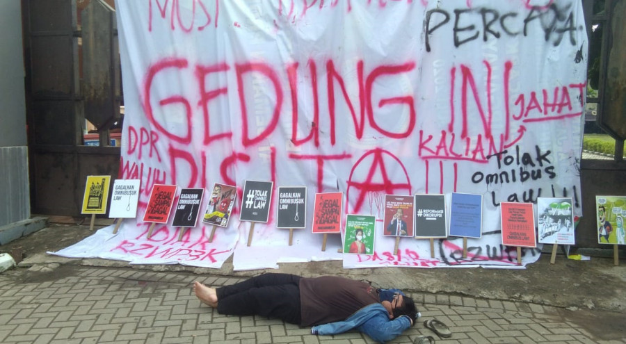Aliansi Kaltim Melawan Geruduk Gedung DPRD Kaltim, lakukan tutup jalan dan tutup gerbang dengan spanduk putih, menuntut untuk Tolak Omnibus Law dan RZWP3K (Faishal Alwan Yasir/korankaltim.com)