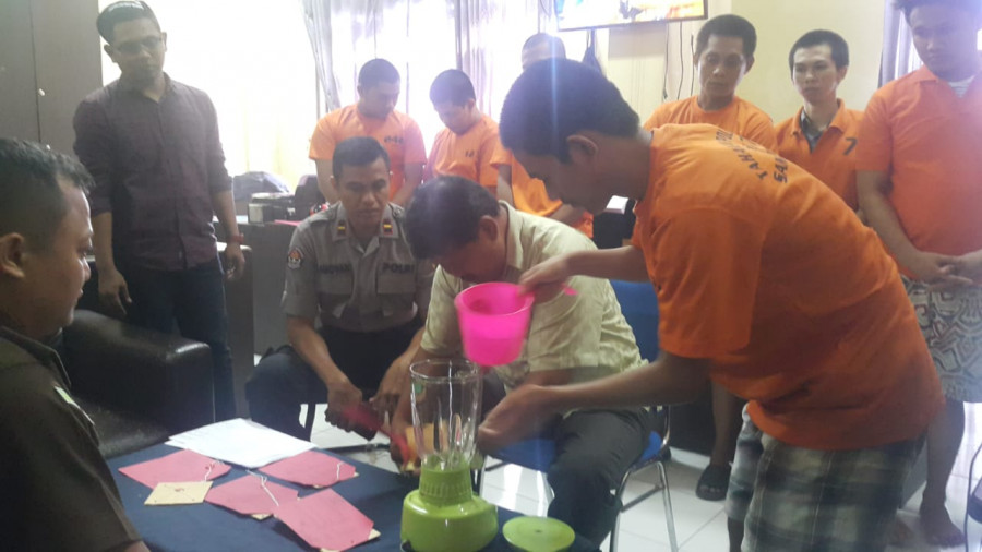 Proses pemusnahan barang bukti narkoba yang langsung dilakukan oleh para tersangka