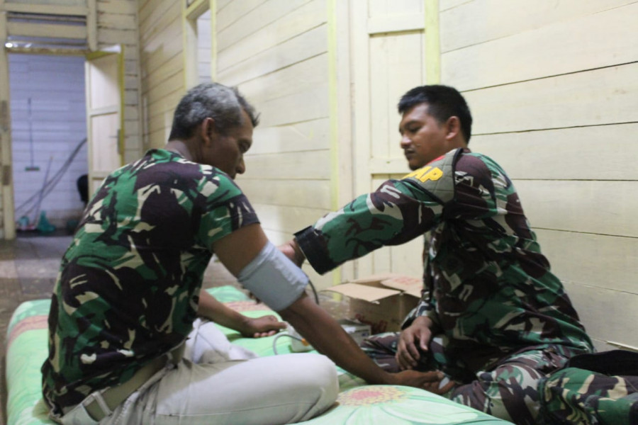 Satgas TMMD saat diperiksa Kesehatan. (Foto: Humas Kodim)
