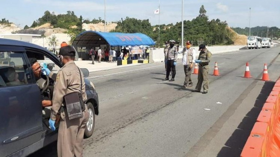 Proses pengecekan yang dilakukan Pemkot Samarinda bersama jajaran TNI, dan Kepolisian di pintu keluar Tol Balikpapan-Samarinda (Foto: Permata/korankaltm.com)