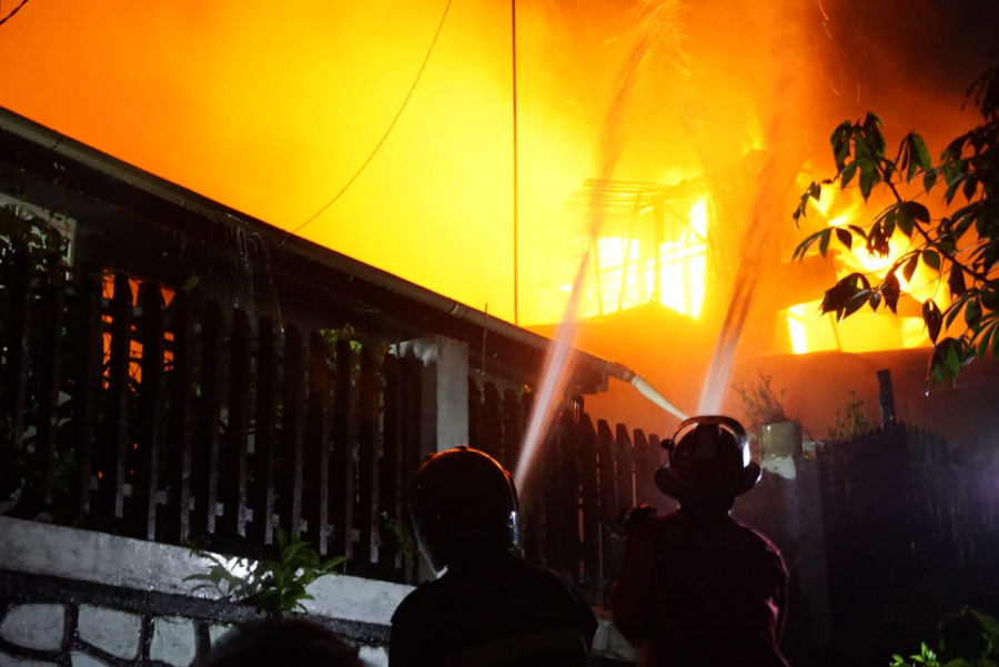 Petugas saat upaya memadamkan api yang berkobar di Jalan Gunung Cermai Samarinda Ulu Senin (6/7/2020) sekira pukul 02.50 Wita.(Foto:Nancy/korankaltim.com)