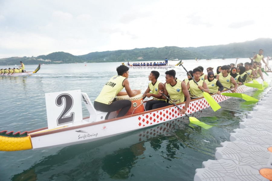 Tim dayung putra putri Kaltim, saat persiapan akan bertanding di nomor mix 200 meter, Rabu (13/10/2021) sore tadi di Teluk Youtefa Jayapura. (Foto:Nancy/korankaltim.com)