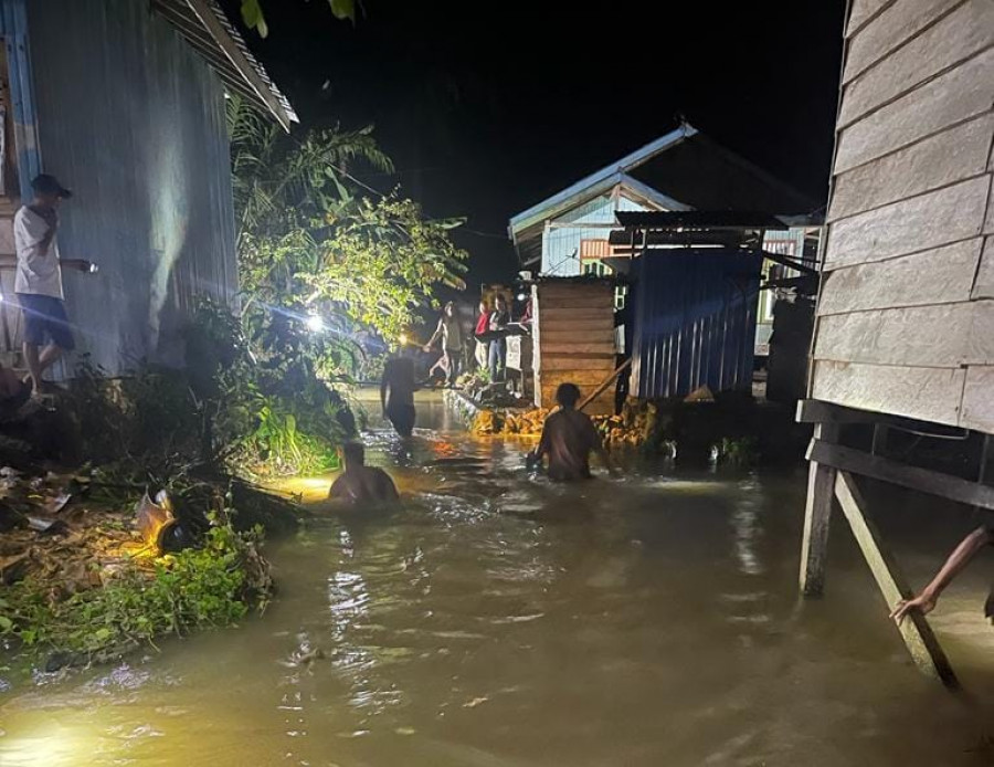 sejumlah warga melakukan pencarian terhadap An yang diduga terseret arus. (Foto: Istimewa)