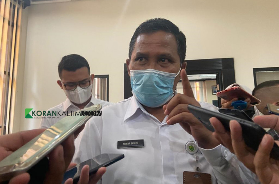 Kepala Disdikbud Kaltim, Anwar Sanusi saat menjawab pertanyaan awak media (Foto: Permata/korankaltim.com)