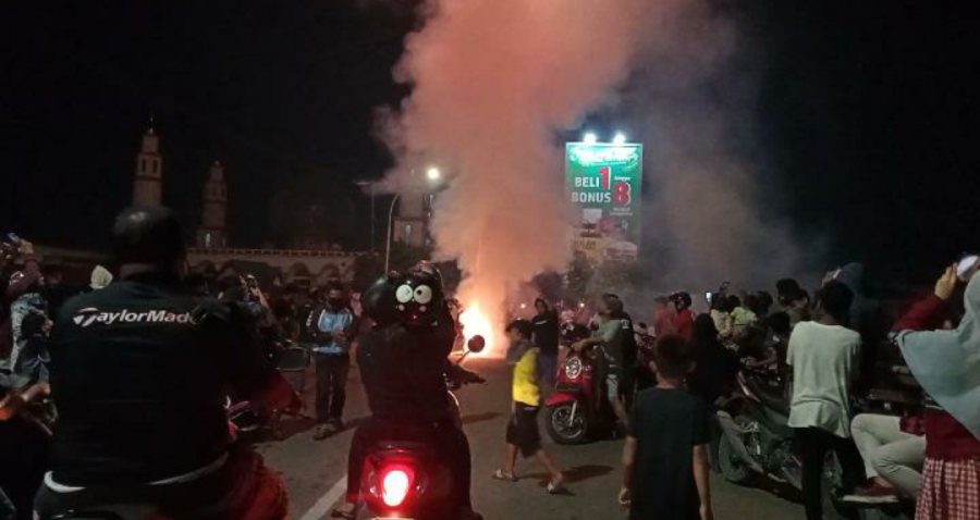 Kawasan di atas Jembatan Lambung Mangkurat saat warga merayakan pesta kembang api tepat di pergantian tahun.(Foto: Istimewa)