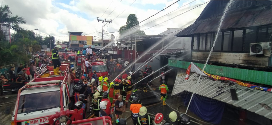 Petugas Disdamkar bersama dengan relawan saat melakukan upaya pemadaman api di Jalan Jelawat Selasa (8/9/2020) hari ini.(Foto:Ist)
