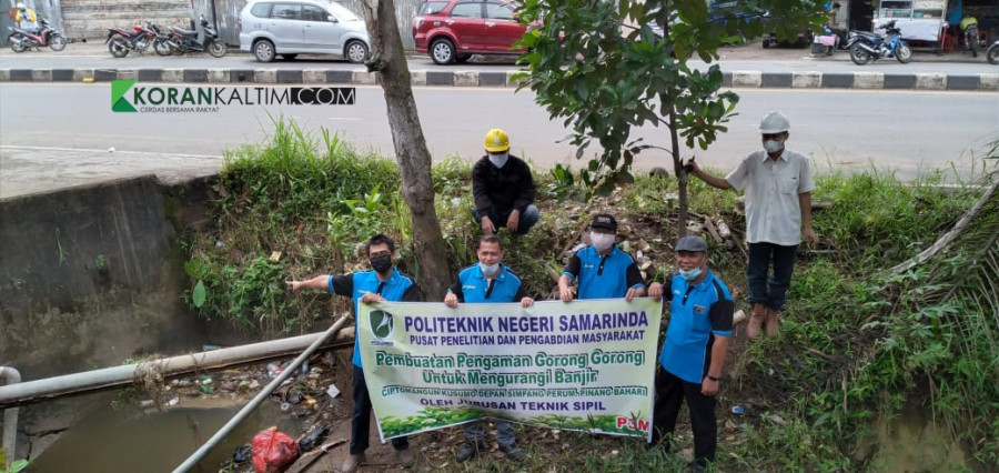 Kegiatan pembersihan saluran gorong-gorong air di Jalan Cipto Mangunkusumo oleh Jurusan Teknik Sipil Polnes (Foto: Permata/Korankaltim.com)