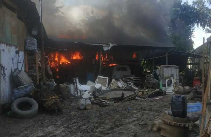 Bengkel dan gudang di Jalan HM Ardans (Ring Road 2) Sabtu (11/9/2021) diamuk si jago merah sore tadi. (Foto:Istimewa)