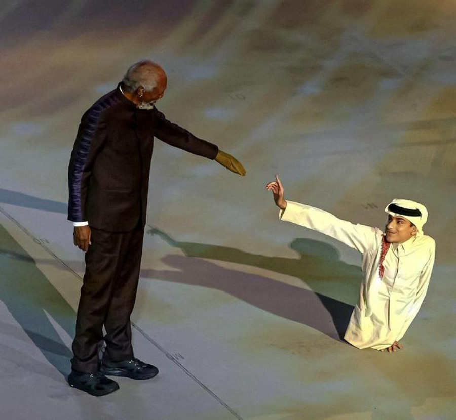 Morgan Freeman, bersama Ghanim Al Muftah saat pembukaan Piala Dunia 2022 (istimewa)