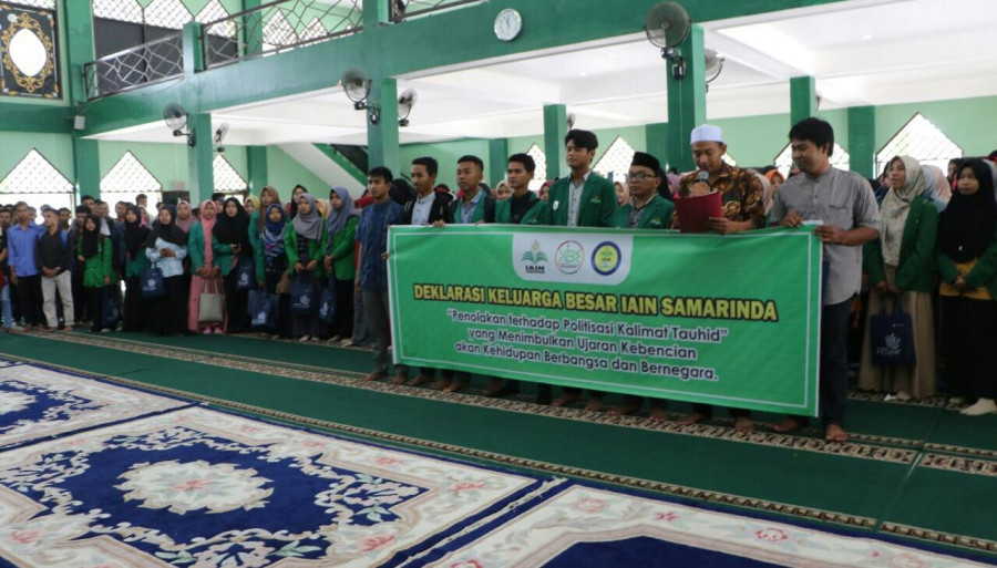 SERIBUAN Mahasiswa IAIN Samarinda saat menyatakan sikap, Sabtu (3/11/2018)