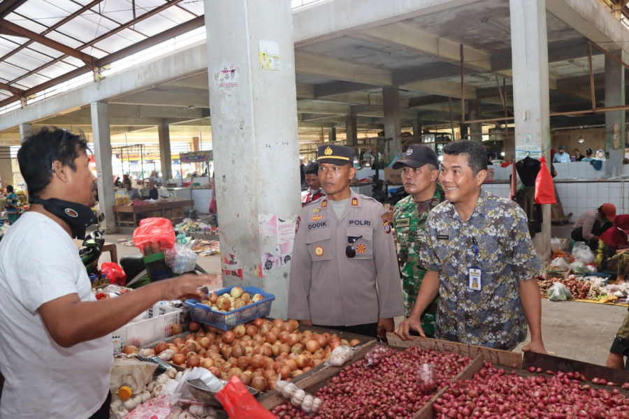 Petugas gabungan melakukan pemantauan ketersediaan dan harga sembako di Pasar Induk Nenang, Kelurahan Nenang. (Istimewa)