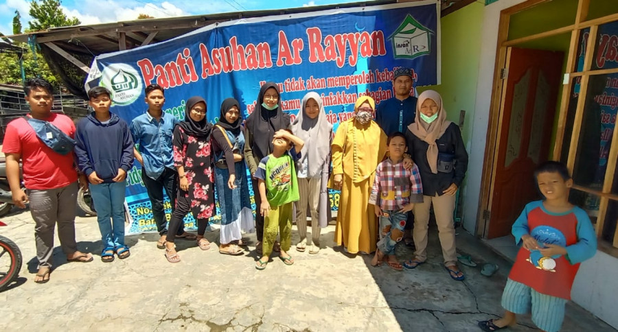 Osis SMK 3 Tenggarong Seberang saat membagikan paket sembako kepada orang tua siswa yang terdampak pandemi Covid-19. (IST)