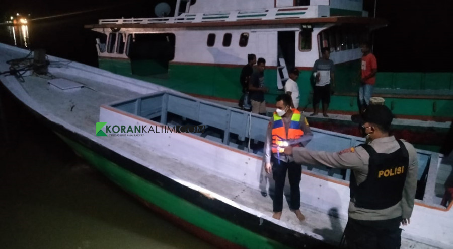 Anggota Polres yang sedang melakukan proses pencarian di lokasi kejadian (Foto: Rama/KoranKaltim.com)