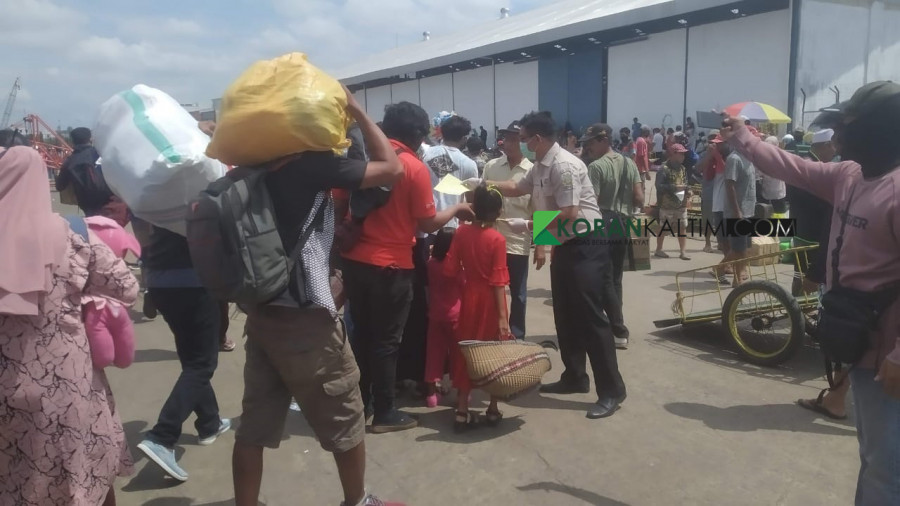 Aktivitas penumpang di Pelabuhan Samarinda yang hendak berangkat menuju Pare-pare, Sulawesi Selatan (Foto: Permata/korankaltim.com)