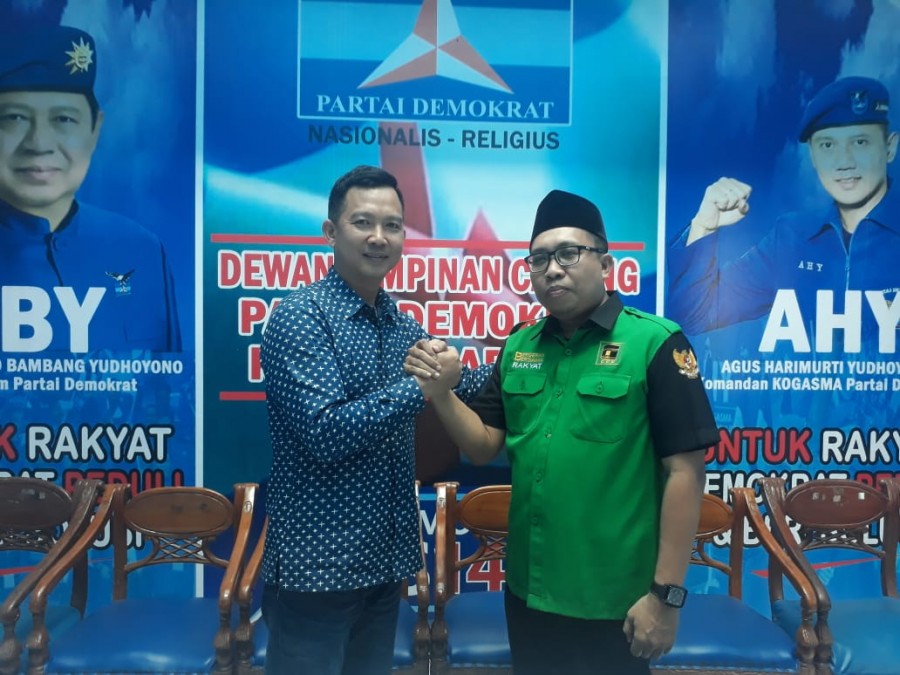 Ketua DPC PPP Samarinda, Herman A Hasan salam komando dengan Ketua DPC Demokrat Samarinda Viktor Yuan. ( Foto: Sofyan Jufri/KoranKaltimcom)