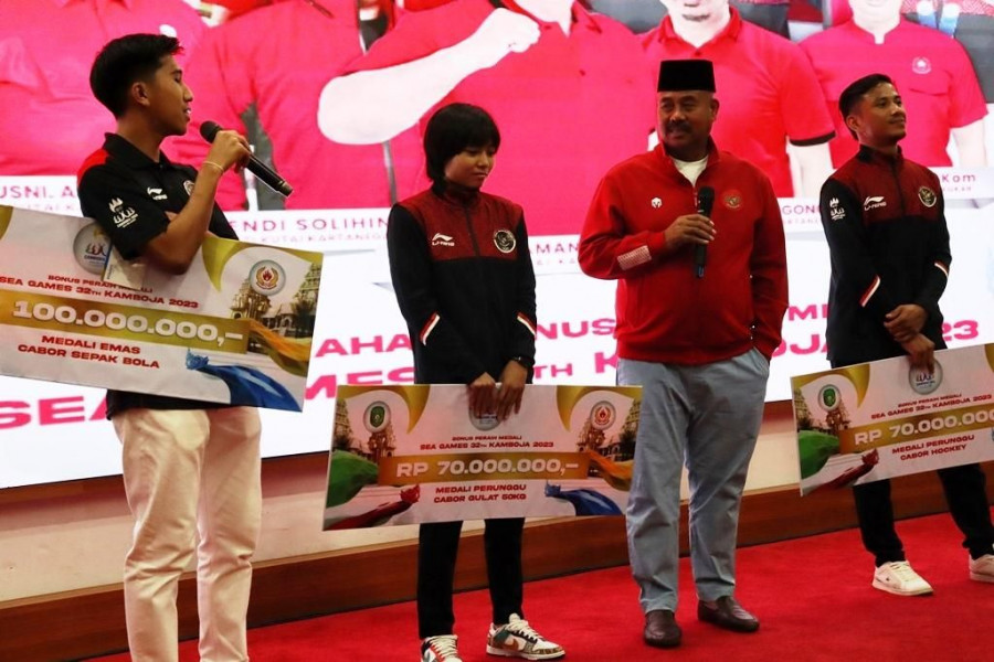 Bupati serahkan bonus atlet Kukar peraih Medali SEA Games 2023. (Foto: prokom)