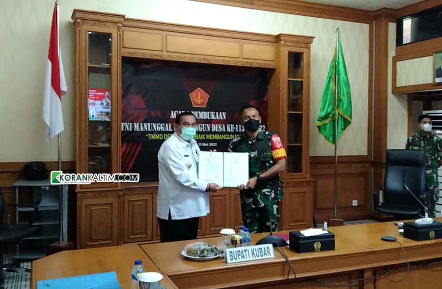 Bupati Kubar, FX Yapan (kiri) bersama Dandim 0912/KBR, Letkol Kav Yudhi Prasetyo Purnomo saat acara pembukaan resmi kegiatan TMMD ke-113 yang akan dilaksanakan di Kampung Kelian, Kecamatan Damai Kabupaten Kubar. (Foto: Handayan/Korankaltim.com)