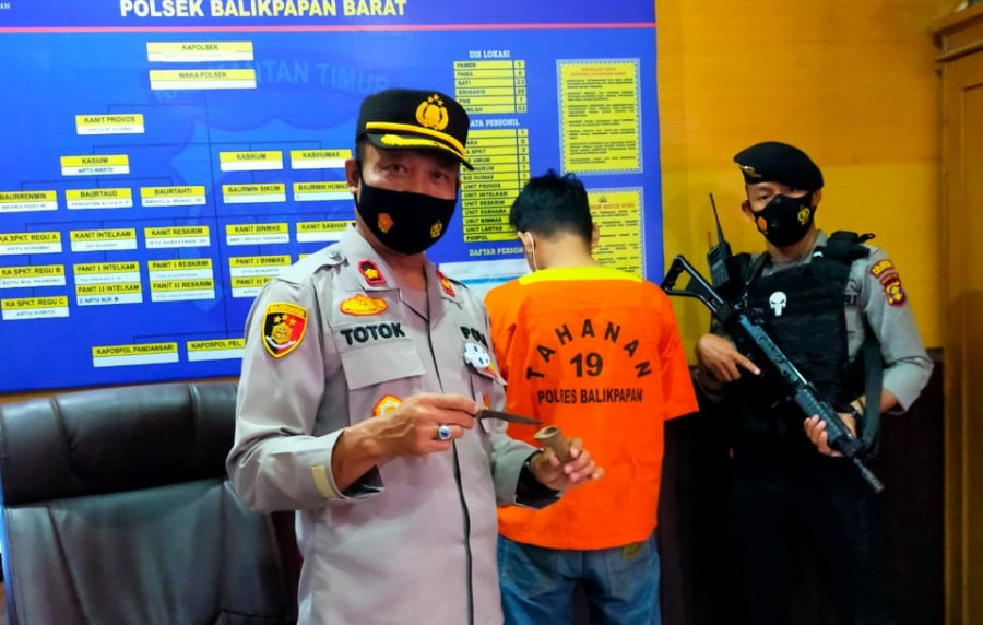 Kapolsek Balikpapan Barat Kompol Totok Eko Darminto saat menunjukan pelaku pembawa sajam (Foto: Istimewa)