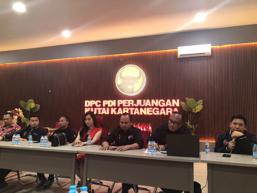 Tim Kuasa Hukum Edi Rendi saat melakukan peluncuran Posko Layanan (Erlita/korankaltim.com)