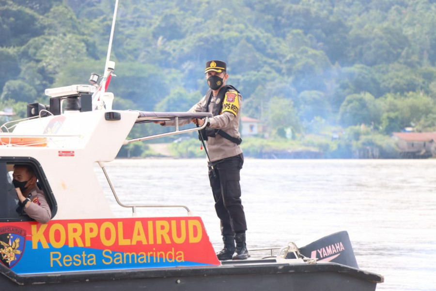 Kapolresta Samarinda Kombes Pol Ary Fadli saat naik speed boat, menuju Desa Loa Kumbang, untuk melakukan vaksinasi bagi para lansia Rabu (12/1/2022) hari ini. (Foto:Humas Polresta Samarinda)