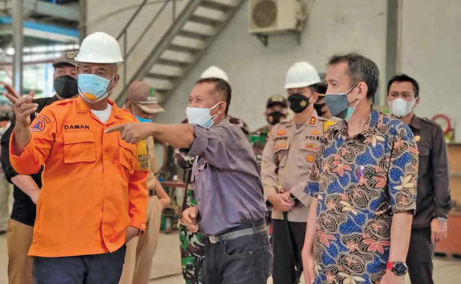 Bupati Kutai Kartanegara Edi Damansyah (kiri) saat melihat langsung aktivitas di pabrik pengolahan oksigen. (Foto: Prokom)