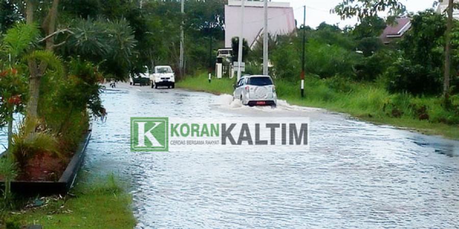 Ruas Jalan Soekarno Hatta, Sangatta Tergenang Banjir. (Foto: yuli/korankaltim.com)