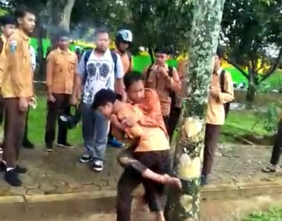 Tangkapan layar video perkelahian dua pelajar di Taman Ulin, Tenggarong. (Istimewa)