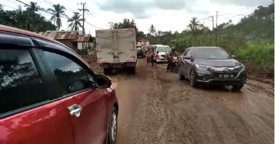 Kondisi terkini Jalur Poros Samarinda menuju Bontang di Kelurahan Tanah Datar yang rusak dan diperparah dengan kondisi bekas hujan (Foto: Dok.BBPJN Kaltim Kaltara)