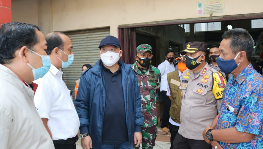 Bupati Berau Agus Tantomo (tiga kiri) saat memimpin pelaksanaan razia protokol kesehatan, Minggu (17/1). ( Foto: istimewa )