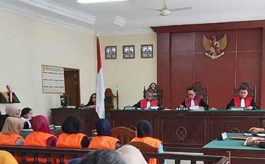 Emak-emak yang kompak menipu rentenir dengan memalsukan identitas SHM sebagai jaminan pinjaman uang, akhirnya kompak divonis penjara. ( Foto: dok. Pengadilan Negeri Samarinda )
