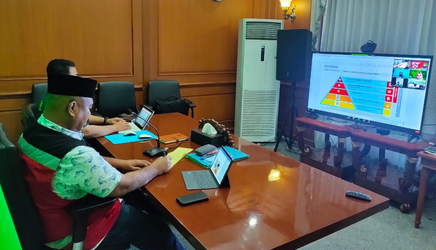 Bupati Kukar Edi Damansyah saat menggelar video konferensi pada Kamis (30/4/2020) (Foto: Reza Fahlevi/Korankaltim.com)