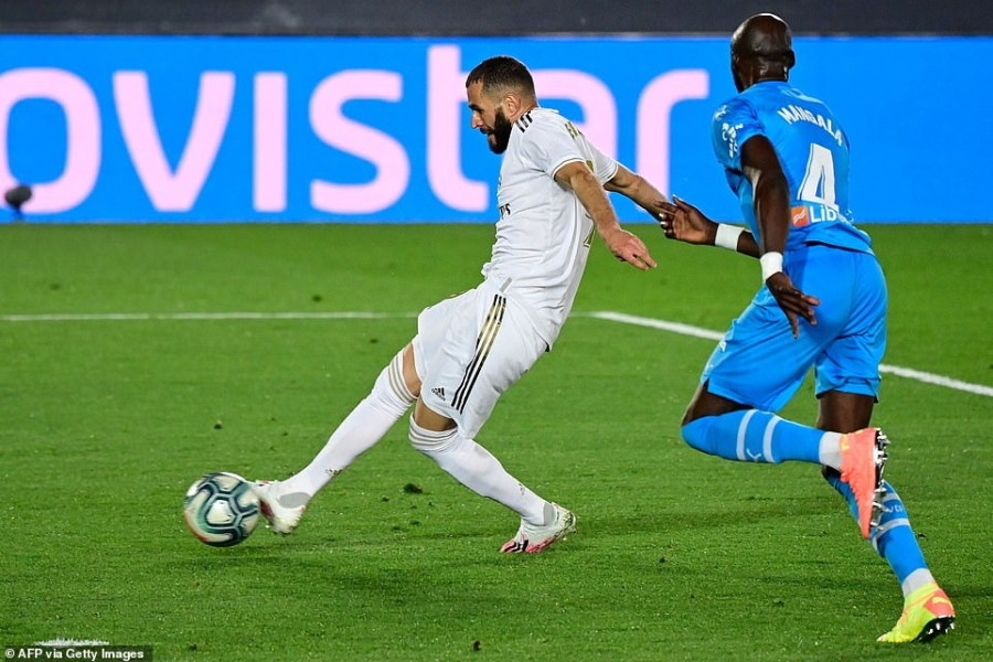 Bomber Real Madrid Karim Benzema (kanan) menyamai catatan 242 gol legenda Los Blancos Ferenc Puskas setelah menorehkan brace ke gawang Valencia. (dailymail)