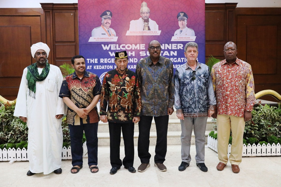 Sultan Aji Muhammad Arifin menyambut sekaligus menjamu peserta event international OICCA se-Dunia di Pendopo Kedaton Kutai Kartanegara, Minggu (9/7). (Foto: prokom)