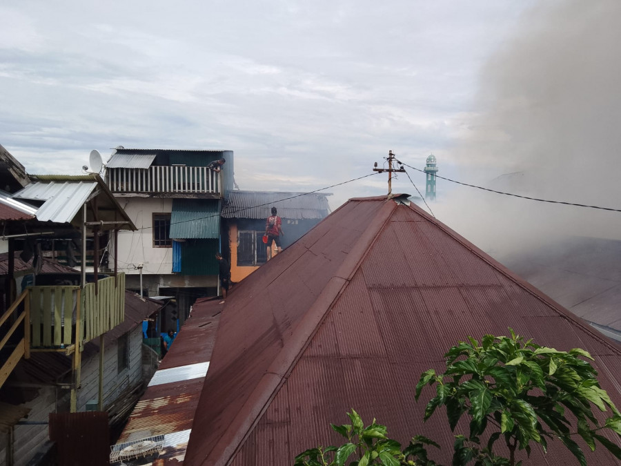 Warga melakukan upaya pemadaman dengan alat bantu seadanya. (Laeko-KoranKaltim)
