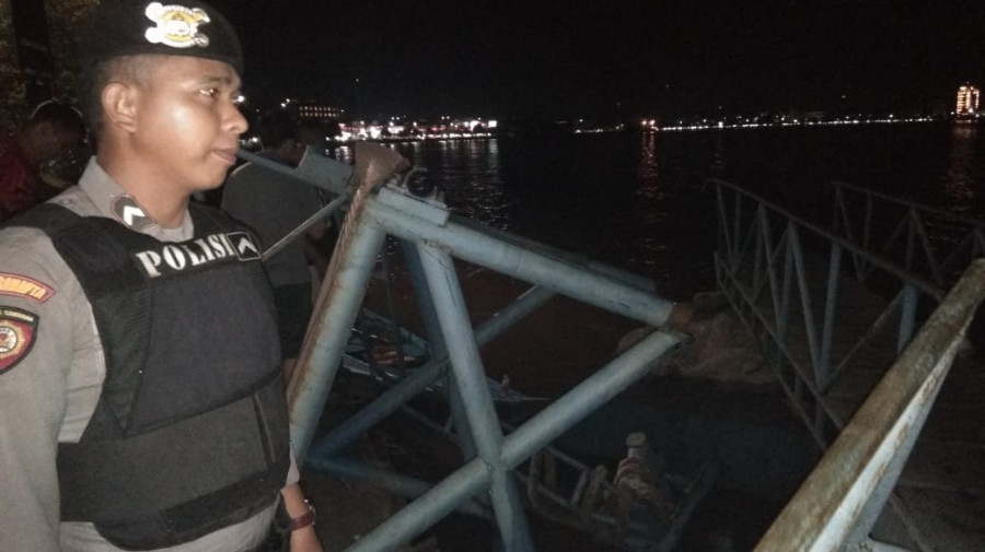 saat petugas kepolisian mendatangi TKP yang langsung mengamanakan lokasi ppelabuhan ketinting. (Foto : *indra/korankaltim.com)