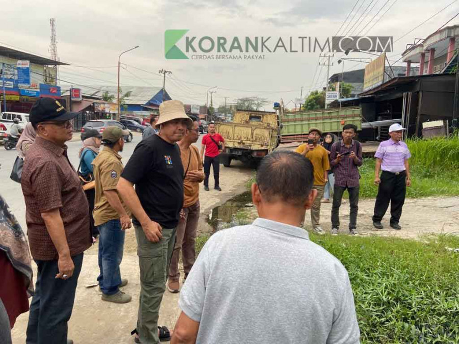 Wali Kota Samarinda saat meninjau lokasi langganan banjir di kawasan Jl PM Noor. ( Foto: Dok.Korankaltim)