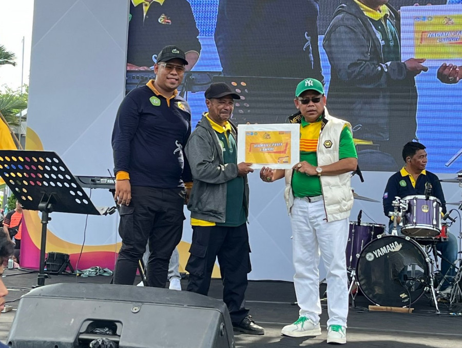 Rektor Unmul memberikan hadiah Umrah kepada salah satu pemenang doorprize. (Foto: Rafik/Korankaltim.com)