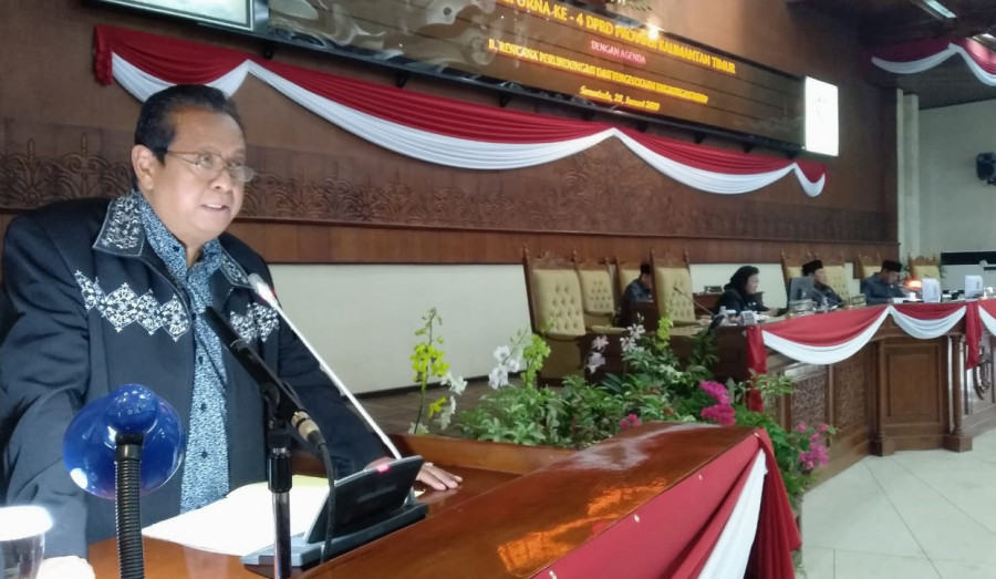 Juru Bicara Fraksi Golkar, Abdurahman Alhasni, saat membacakan Pemandangan Umum Fraksi-nya, pada Rapat Paripurna ke-4 DPRD Kaltim, dengan agenda Penyampain Pemandangan Umum Fraksi-fraksi DPRD Kaltim terhadap lima raperda usulan Pemerintah Provinsi Kaltim,