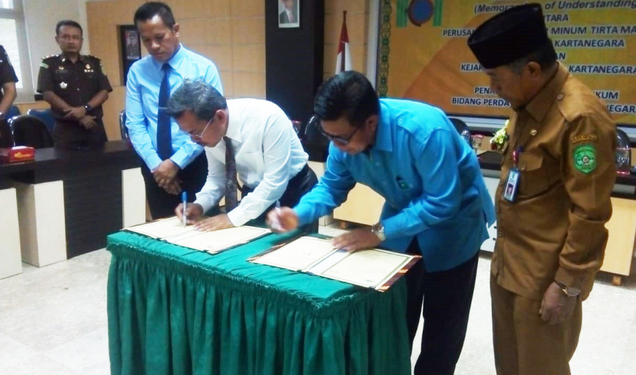 Direktur Utama PDAM Tirta Mahakam Suparno dan Kepala Kejari Kasmi Menandatangani Mou Dengan disaksikan Badan Pengawas Pemkab Kukar
