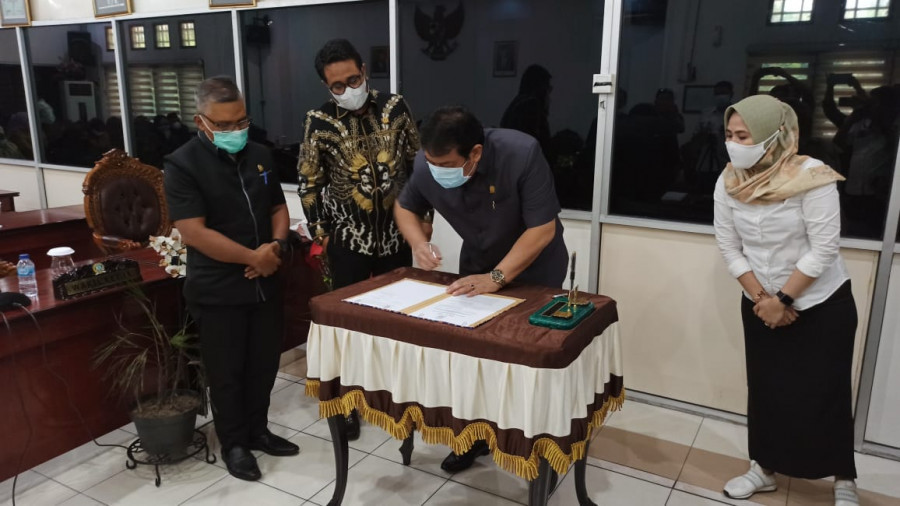 Ketua DPRD Balikpapan Abdulloh menandatangani berita acara persetujuan bersama tentang APBD Perubahan 2020. (Foto: Hendra/KoranKaltim.Com)