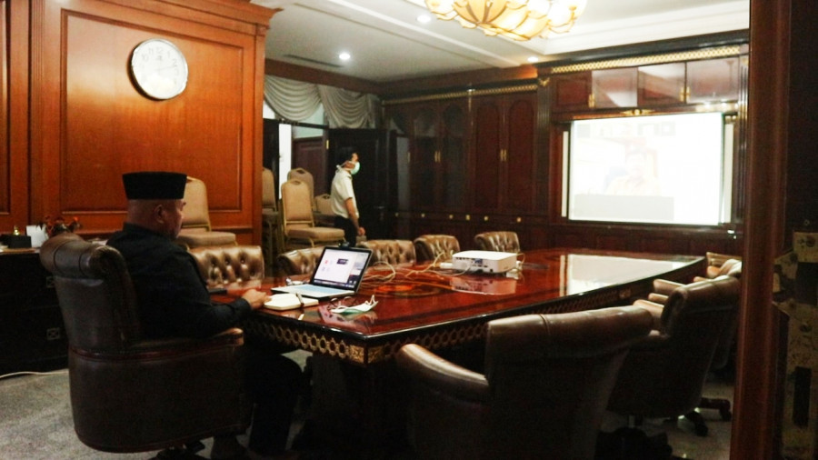 Bupati Kukar Edi Damansyah saat melakukan rapat koordinasi melalui video konferensi, Senin (23/3/2020) (foto: Reza Fahlevi/Korankaltim.com)