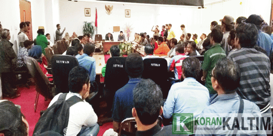 Para pencari kerja saat berdialog dengan Ketua Komisi 1 Agus Haris bersama perwakilan perusahaan.(Foto: Olis/korankaltim.com)