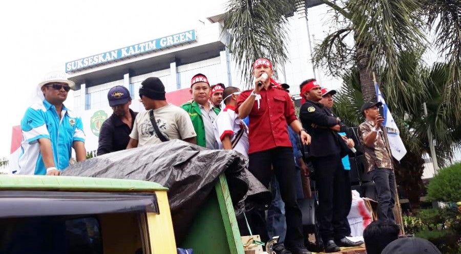 2000 massa longmarch ke kantor gubernur kaltim tuntut pembagian porsi 50:50 persen PI Blok Mahakam