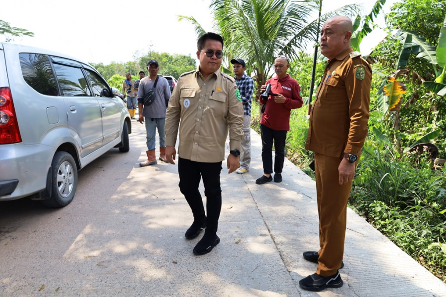 Wabup Kukar, Rendi Solihin meninjau peningkatan jalan di Samboja. (Foto: Prokom)