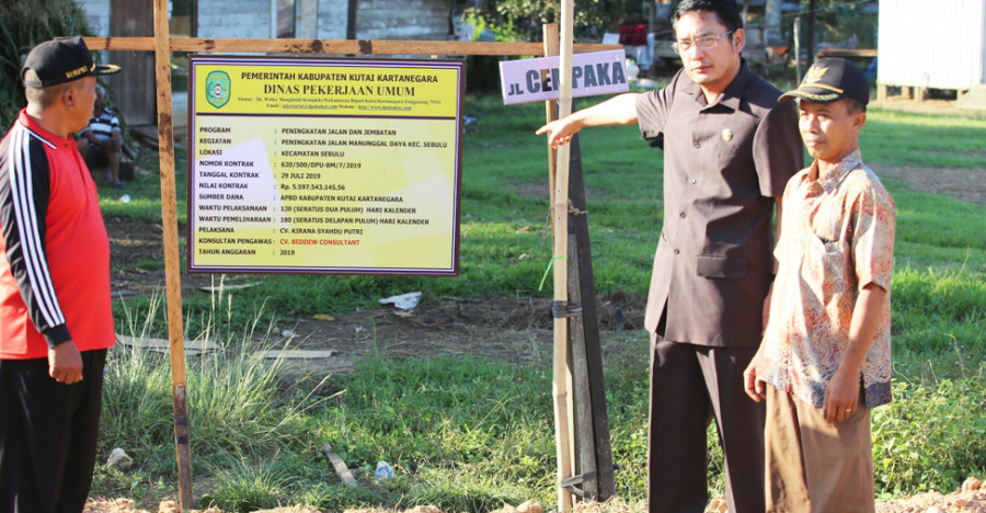 Anggota DPRD Kukar Alif Turiadi saat meninjau lokasi proyek akses jalan dan jembatan di Sebulu, Senin (26/8) lalu. ( Foto: Heriansyah / korankaltimcom)