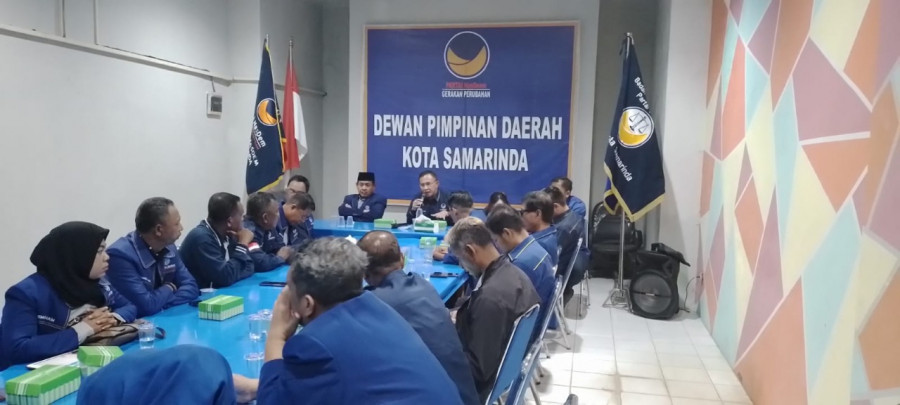 Joha Fajal (depan tengah), mempersilakan masyarakat Samarinda mendaftar sebagai calon legislatif di Partai Nasdem. (johafajalfacebook)