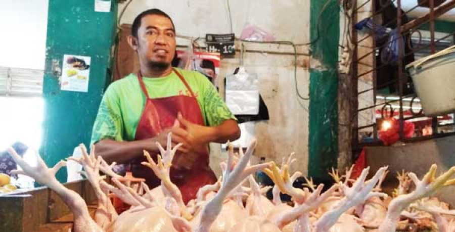 NAIK BERTAHAP: Penjual ayam potong di Pasar Klandasan Balikpapan. Stok mereka harus dikurangi dari pemasok karena harga yang melambung tinggi.