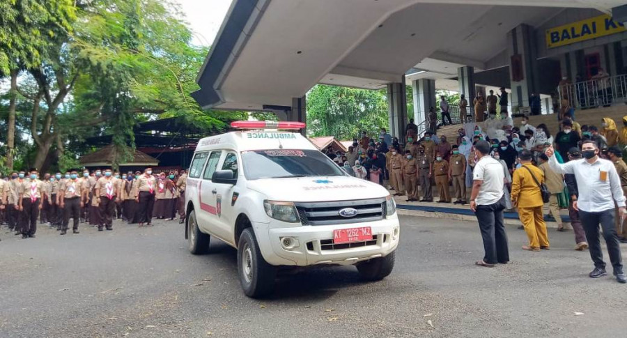 Penghormatan terkahir pada jenazah, di Teras Balai Kota Samarinda. (Foto: Claudius Vico/Korankaltim.com)