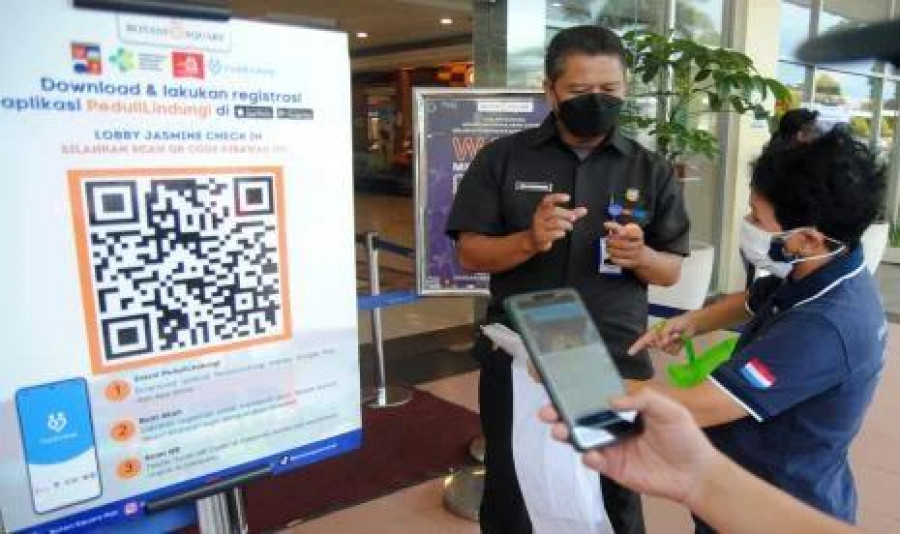 Ilustrasi pengunjung memindai barcode sebelum masuk mall (Foto: istimewa)