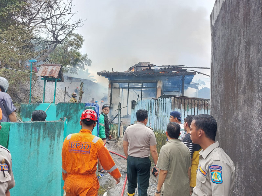 Petugas BPBD Balikpapan saat melakukan pemadaman di kawasan RT 32 Kelurahan Klandasan Ulu, Balikpapan Kota (Yudi Hadi)